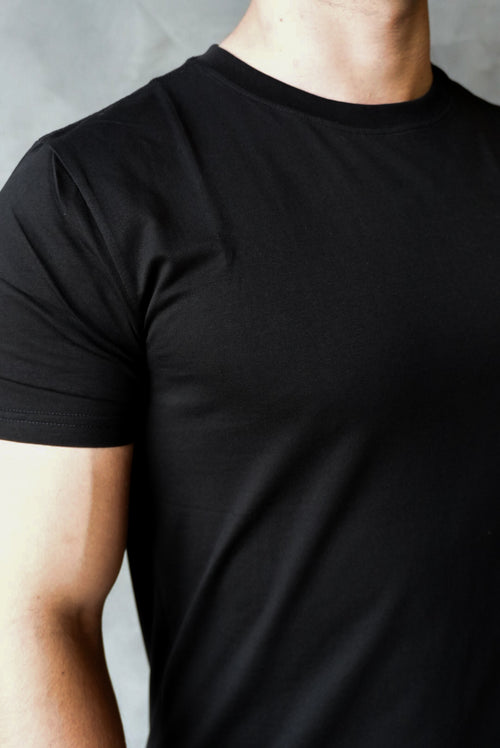 Camiseta Slim Essential Preta